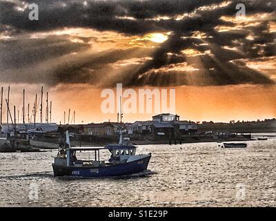 La pesca a strascico ritorna alla porta Foto Stock