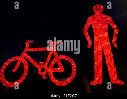 Attraversamento pedonale. Semaforo rosso a indicare che non è sicuro per le persone o in bicicletta per attraversare la strada Foto Stock