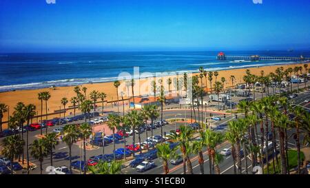Veduta aerea di Huntington Beach, parcheggio, RV Parcheggio, Pacific Coast Highway sotto e il molo di distanza. Marzo soleggiata California meteo. Foto Stock