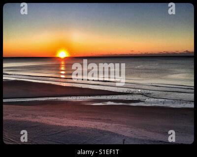 Brillante tramonto sull'Oceano Atlantico in Myrtle Beach, Carolina del Sud. Foto Stock