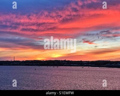 Cielo di tramonto su vie navigabili a Milford Haven Foto Stock