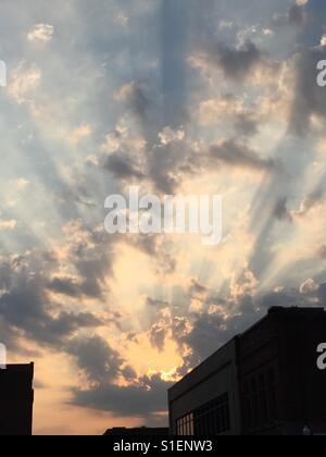 Tramonti, raggi solari, edificio tramonto, cinque ore da qualche parte, cieli bellezza, Foto Stock