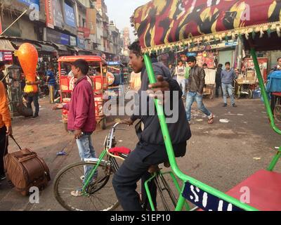 In rickshaw driver attendere per passeggeri in Paharganj, Delhi in India Foto Stock