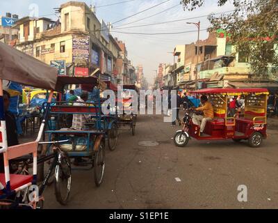 In rickshaw driver attendere per passeggeri in Paharganj a Delhi, India Foto Stock