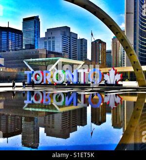 Nathan Phillips Square nel centro cittadino di Toronto. Foto Stock