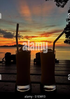 Tramonto godendo un frullato di mango in Koh Phayam, Thailandia Foto Stock