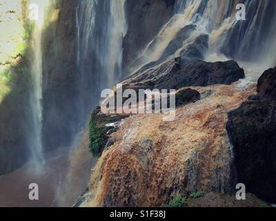 Cascata di oltre le rocce in seguito a pesanti acquazzone in Marocco Foto Stock