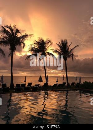 Tramonto sulla lunga spiaggia di Koh Lanta, Thailandia Foto Stock