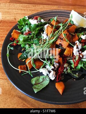 Arrosto di zucca, quinoa, e insalata di feta Foto Stock