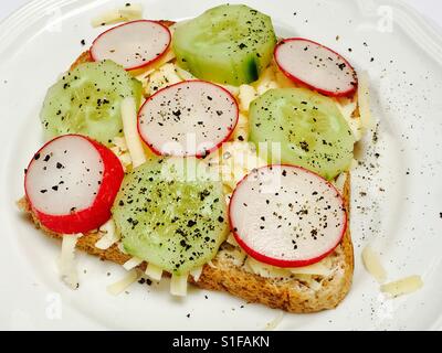 Formaggio Cheddar e cetriolo affettato sandwich di rafano Foto Stock