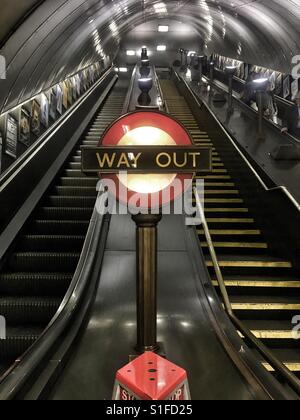 Vie di uscita segno nella metropolitana di Londra: Foto Stock