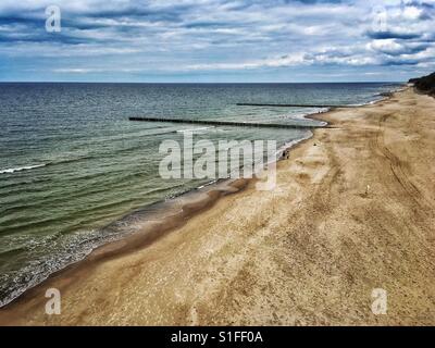 Mar Baltico visto dalla piattaforma di visualizzazione in Trzesacz village, Polonia Foto Stock