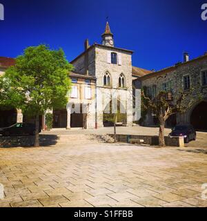 La "Casa del Principe Nero" in un angolo dell'idilliaca piazza centrale di Monflanquin, Lot-et-Garonne, Francia. Questa pittoresca città è membro dell'associazione Les Plus Beaux Villages de France. Foto del telefono cellulare con post-elaborazione del dispositivo mobile. Foto Stock