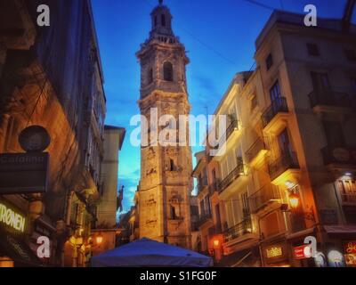 Una vista della chiesa di Santa Catalina torre campanaria di notte. Foto Stock