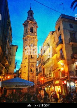 Una vista della chiesa di Santa Catalina torre campanaria di notte. Foto Stock