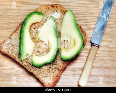 Avocado su toast integrale Foto Stock