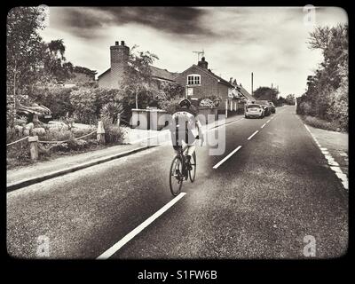 Ciclista la formazione sulla B1083 dopo aver attraversato il fiume dalla vecchia Felixstowe a Bawdsey Quay sul traghetto. Foto Stock