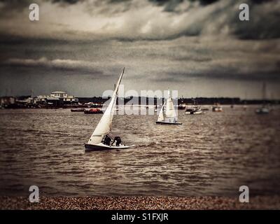 Membri di Felixstowe Ferry Sailing Club fiume Deben Suffolk REGNO UNITO Foto Stock