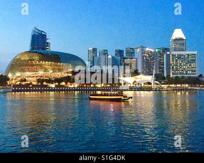 Twilight vista di Marina Bay Waterfront Promenade, Singapore Foto Stock