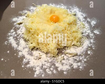 Rendendo gli gnocchi impasto Foto Stock