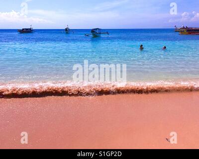 Le onde a Spiaggia Rosa, Lombok, Indonesia Foto Stock