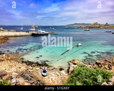 La vista dall'esterno le teste di turco pub sull isola di Sant Agnese, Isole Scilly. La barca "acquavite di Sant Agnese' è legato fino a quey trasferendo i passeggeri e le altre isole sono visibili. Foto Stock