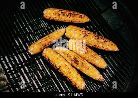 Grigliata di mais per strada messicana ricetta mais a un barbecue Foto Stock