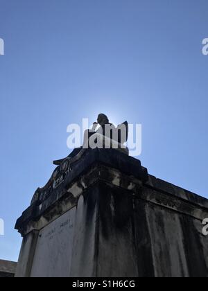 Angelo statua sulla cripta nel cimitero Foto Stock