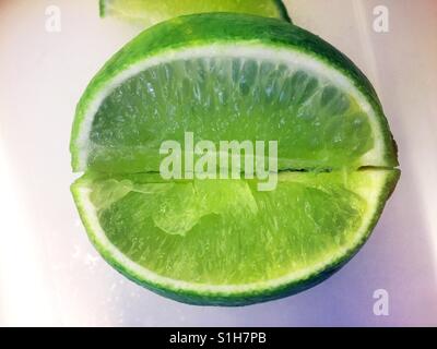 Close up di fresco fettine di lime Foto Stock