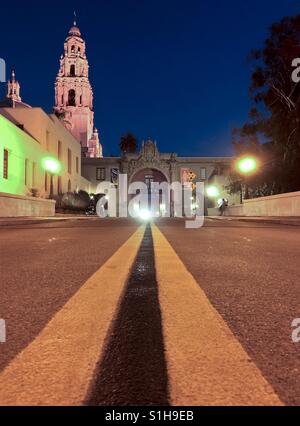 Angolo basso, Street view all'entrata di Balboa Park di San Diego, California. Foto Stock