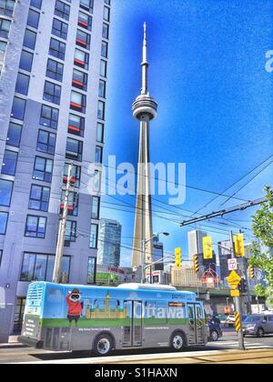 CN Tower come visto dal porto. Foto Stock
