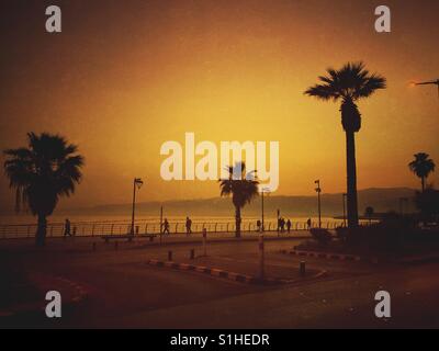 La gente che camminava sul lungomare Beirut Libano Foto Stock