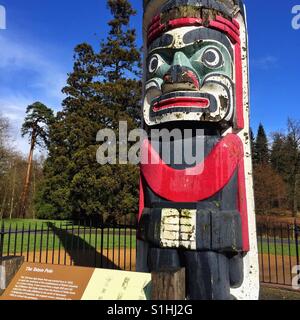 Il totem pole a Virginia Water, Surrey, Regno Unito - un dono dal popolo del Canada, progettato da Chief Mungo Martin Foto Stock