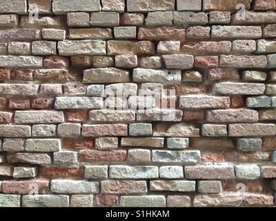 Muro di pietra di un edificio a Venezia, Italia (orientamento orizzontale). Preso da Matthew Oakes. Foto Stock
