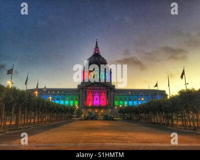 La città di San Francisco Hall si illumina per celebrare l'orgoglio LGBT mese Foto Stock