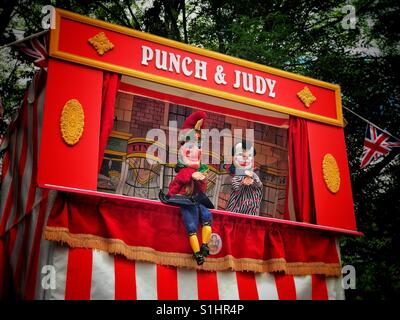 La famosa "Punch & Judy' pop up i divertimenti per i bambini mostrano. Il sig. punzone viene visualizzato con il clown. "Questo è il modo per farlo!" Credito Foto © COLIN HOSKINS. Foto Stock