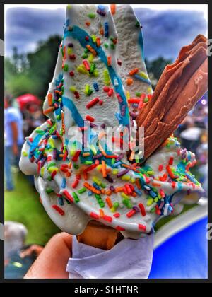 99 con un fiocco, spruzza e sciroppo di zucchero. Cono gelato. Foto Stock