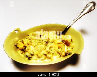 In casa insalata di patate con le uova sode, sedano, cipolline e maionese. Foto Stock