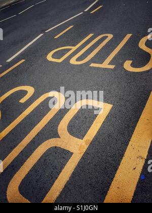 Fermata bus marcature scritte sulla strada a Londra, Inghilterra Foto Stock