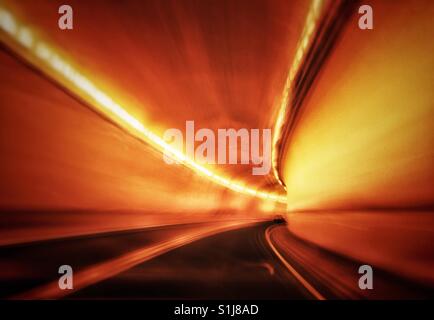 In rapido movimento di azionamento attraverso un tunnel di montagna. Trans Canada Highway 1, Fraser Canyon sezione, British Columbia, Canada. Foto Stock