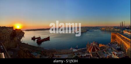 Alba sul porto di La Valletta a Malta. Foto Stock