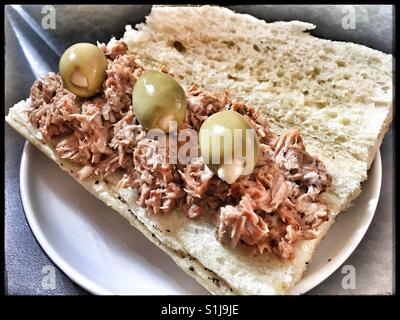 Tonno di peperoncino e aglio Olive ripiene sandwich. Foto Stock