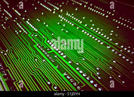 Linea circuito sulla scheda elettronica per lo sfondo Foto Stock