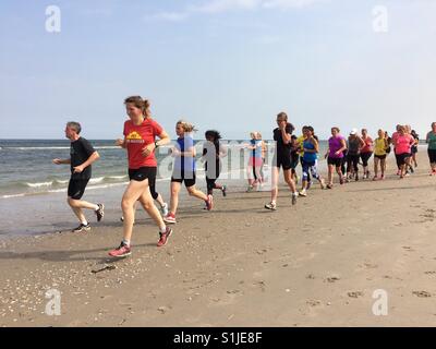 Kijkduin The Hague, Paesi Bassi - 8 Luglio 2017: running club andando per la mattina presto correre sulla spiaggia Foto Stock