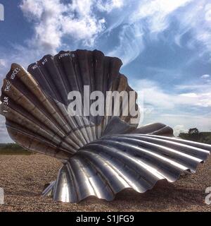 Maggi Hambling scaloppina di scultura di shell sulla spiaggia di Aldeburgh. Essa commemora la vita di Benjamin Britten e le parole sono una citazione dalla sua opera Peter Grimes Foto Stock