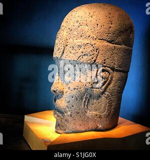 Una testa gigante visualizzati nell'Olmec sala del Museo Nacional de Antropologia di Città del Messico, Messico Foto Stock