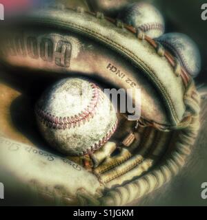 Il vecchio Guanto baseball e sfera Foto Stock
