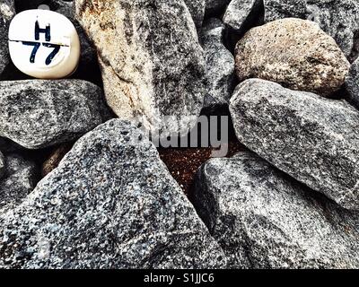 Armatura di roccia le difese costiere Foto Stock