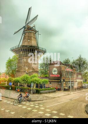 IJ Birreria e Gooyer Windmill in Amsterdam, Paesi Bassi Foto Stock