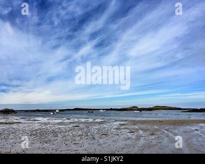 Barche sul dispositivo di ancoraggio in corrispondenza di Rhosneigr beach, Anglesey, Ynys Mon, Galles del Nord, Regno Unito Foto Stock